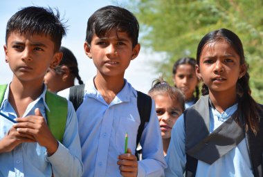 RURAL RAJASTHAN INDIA - 02: 13 23: Hindistan 'daki kırsal okulların öğrencileri 1930 ve 1940' da hükümet tarafından inşa edildi. O zamandan beri, birçok kırsal okul yıkılan bir yapıya dönüştü.