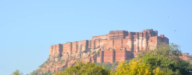 JODHPUR RAJASTHAN INDIA - 02 13 2023: mavi şehir Jodhpur 'un uzak görüşlü Mehrangarh kalesinin üst manzarası. Jodhpur, aşağıdaki büyük kaleye giren yedi kapıdan biri.