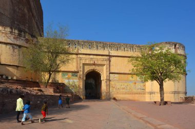 JAISALMER INDIA - 02: 13 23: Jaisalmer Kalesi, Hindistan 'ın Rajasthan eyaletinde. Dünyada yaşayan çok az kaleden biri olduğuna inanılır (Carcassonne, Fransa gibi).)  