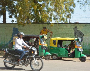 DELHI INDIA - 02 11 2023: Otomobil triportör, triportörün veya triportörün motorlu versiyonudur. Çoğunun üç tekerleği vardır ve eğilmezler..
