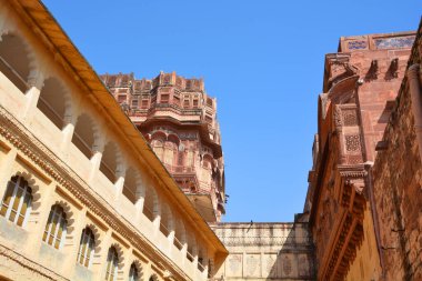 JODHPUR RAJASTHAN INDIA - 02: 13 2023: Haveli 'nin detayları genellikle tarihi ve mimari önemi olan Hindistan yarımadasında geleneksel bir konak, malikane, malikane evidir.