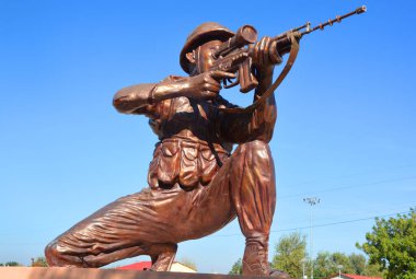 JAISALMER RAJASTHAN INDIA - 02: 13 2023: Jaisalmer Savaş Müzesi 'ndeki askerlerin bronz heykeli Korgeneral Bobby Mathews, AVSM, VSM, Genel Subay