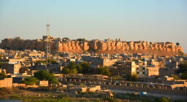 JAISALMER INDIA - 02: 13 23: Jaisalmer Kalesi, Hindistan 'ın Rajasthan eyaletinde. Dünyada yaşayan çok az kaleden biri olduğuna inanılır (Carcassonne, Fransa gibi).)