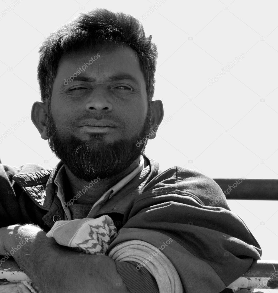 RURAL RAJASTHAN INDIA 02 13 2023 Retrato del hombre indio, los