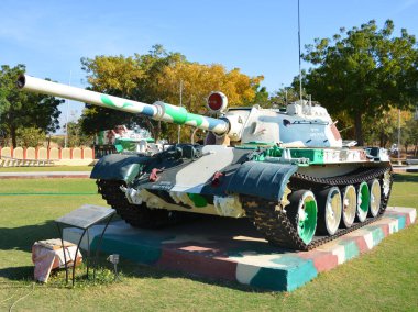 JAISALMER RAJASTHAN INDIA - 02 14 2023: T-54 ve T-55 tankları, İkinci Dünya Savaşı 'ndan sonraki yıllarda tanıtılan Sovyet ana savaş tanklarıdır..