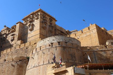 JAISALMER INDIA - 02: 13 23: Jaisalmer Kalesi, Hindistan 'ın Rajasthan eyaletinde. Dünyada yaşayan çok az kaleden biri olduğuna inanılır (Carcassonne, Fransa gibi).)