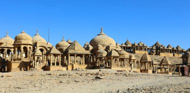 JAISALMER RAJASTHAN INDIA - 02 13 2023: Vyas Chhatri Cenotaphs burada Jaisalmer 'in en muhteşem yapıları ve en büyük turistik merkezlerinden biridir..