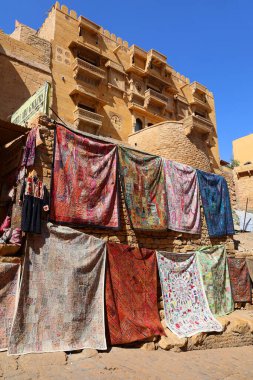 JAISALMER INDIA - 02: 13 23: Jaisalmer Kalesi, Hindistan 'ın Rajasthan eyaletinde. Dünyada yaşayan çok az kaleden biri olduğuna inanılır (Carcassonne, Fransa gibi).)