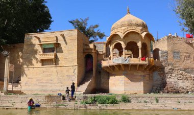 JAISALMER RAJASTHAN INDIA - 02 13 2023: sabah Gadisar Gölü. Jaisalmer 'de tapınakları olan insan yapımı su deposu. Rajasthan. Hindistan
