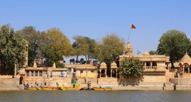 JAISALMER RAJASTHAN INDIA - 02 13 2023: sabah Gadisar Gölü. Jaisalmer 'de tapınakları olan insan yapımı su deposu. Rajasthan. Hindistan