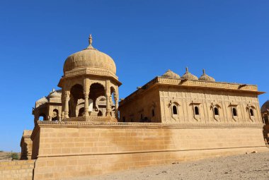 JAISALMER RAJASTHAN INDIA - 02 13 2023: sabah Gadisar Gölü. Jaisalmer 'de tapınakları olan insan yapımı su deposu. Rajasthan. Hindistan