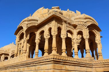 JAISALMER RAJASTHAN INDIA - 02 13 2023: Vyas Chhatri Cenotaphs burada Jaisalmer 'in en muhteşem yapıları ve en büyük turistik merkezlerinden biridir..