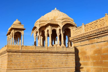 JAISALMER RAJASTHAN INDIA - 02 13 2023: Vyas Chhatri Cenotaphs burada Jaisalmer 'in en muhteşem yapıları ve en büyük turistik merkezlerinden biridir..