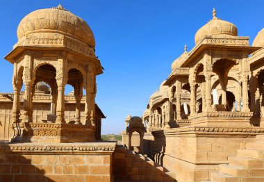 JAISALMER RAJASTHAN INDIA - 02 13 2023: Vyas Chhatri Cenotaphs burada Jaisalmer 'in en muhteşem yapıları ve en büyük turistik merkezlerinden biridir..