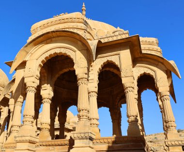 JAISALMER RAJASTHAN INDIA - 02 13 2023: Vyas Chhatri Cenotaphs burada Jaisalmer 'in en muhteşem yapıları ve en büyük turistik merkezlerinden biridir..