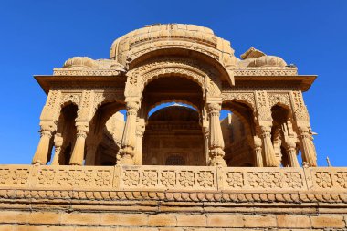 JAISALMER RAJASTHAN INDIA - 02 13 2023: Vyas Chhatri Cenotaphs burada Jaisalmer 'in en muhteşem yapıları ve en büyük turistik merkezlerinden biridir..