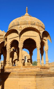 JAISALMER RAJASTHAN INDIA - 02 13 2023: Vyas Chhatri Cenotaphs burada Jaisalmer 'in en muhteşem yapıları ve en büyük turistik merkezlerinden biridir..