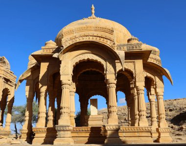 JAISALMER RAJASTHAN INDIA - 02 13 2023: Vyas Chhatri Cenotaphs burada Jaisalmer 'in en muhteşem yapıları ve en büyük turistik merkezlerinden biridir..