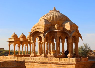 JAISALMER RAJASTHAN INDIA - 02 13 2023: Vyas Chhatri Cenotaphs burada Jaisalmer 'in en muhteşem yapıları ve en büyük turistik merkezlerinden biridir..