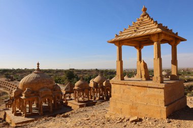 JAISALMER RAJASTHAN INDIA - 02 13 2023: Vyas Chhatri Cenotaphs burada Jaisalmer 'in en muhteşem yapıları ve en büyük turistik merkezlerinden biridir..