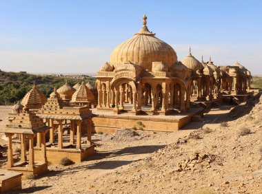 JAISALMER RAJASTHAN INDIA - 02 13 2023: Vyas Chhatri Cenotaphs burada Jaisalmer 'in en muhteşem yapıları ve en büyük turistik merkezlerinden biridir..
