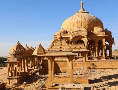 JAISALMER RAJASTHAN INDIA - 02 13 2023: Vyas Chhatri Cenotaphs burada Jaisalmer 'in en muhteşem yapıları ve en büyük turistik merkezlerinden biridir..