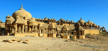 JAISALMER RAJASTHAN INDIA - 02 13 2023: Vyas Chhatri Cenotaphs burada Jaisalmer 'in en muhteşem yapıları ve en büyük turistik merkezlerinden biridir..