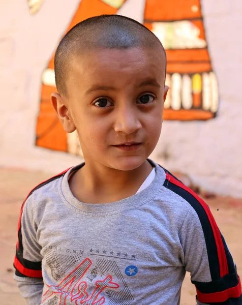 Jaisalmer Rajasthan India 2023 Närbild Indisk Söt Pojke Tittar Kameran — Stockfoto