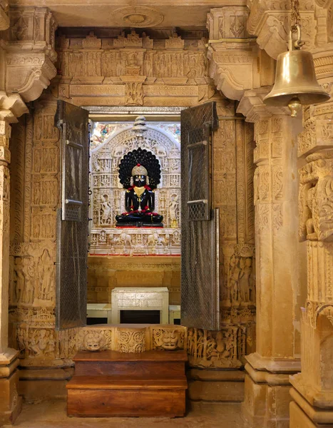 Jaisalmer Rajasthan India 2023年 ラジャスタン州のジャイサルマー近くのロドゥルヴァ ジャイナ教寺院の仏像は 23Erティランカラ パルシュヴァナタに捧げられており ジャイナ教徒のための人気のあるジャイナ巡礼者でもあります — ストック写真