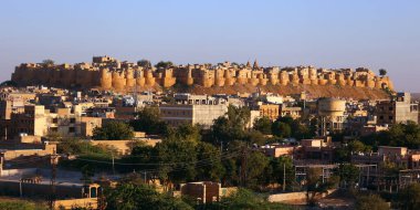 JAISALMER RAJASTHAN INDIA - 02 13 2023: Vyas Chhatri Cenotaphs burada Jaisalmer 'in en muhteşem yapıları ve en büyük turistik merkezlerinden biridir.. 