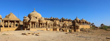 JAISALMER RAJASTHAN INDIA - 02 13 2023: Vyas Chhatri Cenotaphs burada Jaisalmer 'in en muhteşem yapıları ve en büyük turistik merkezlerinden biridir..