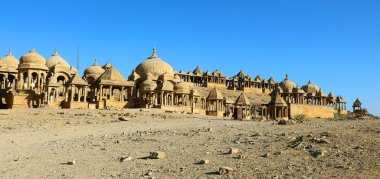 JAISALMER RAJASTHAN INDIA - 02 13 2023: Vyas Chhatri Cenotaphs burada Jaisalmer 'in en muhteşem yapıları ve en büyük turistik merkezlerinden biridir..