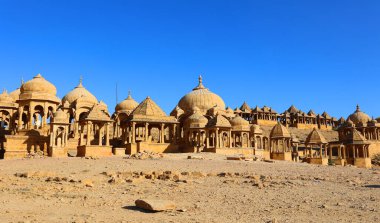 JAISALMER RAJASTHAN INDIA - 02 13 2023: Vyas Chhatri Cenotaphs burada Jaisalmer 'in en muhteşem yapıları ve en büyük turistik merkezlerinden biridir..