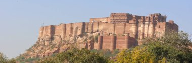 JODHPUR RAJASTHAN INDIA - 02 13 2023: Mehrangarh kalesi mavi şehir Jodhpur 'un uzak görüşlü. Jodhpur, aşağıdaki büyük kaleye giren yedi kapıdan biri.