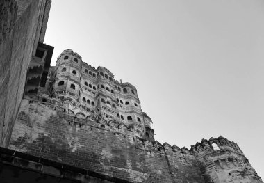 JODHPUR RAJASTHAN INDIA - 02 13 2023: Mehrangarh kalesi mavi şehir Jodhpur 'un uzak görüşlü. Jodhpur, aşağıdaki büyük kaleye giren yedi kapıdan biri.