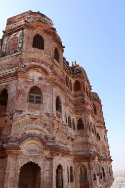 JODHPUR RAJASTHAN INDIA - 02 13 2023: Mehrangarh kalesi mavi şehir Jodhpur 'un uzak görüşlü. Jodhpur, aşağıdaki büyük kaleye giren yedi kapıdan biri.