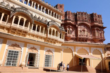 JODHPUR RAJASTHAN INDIA - 02 13 2023: Mehrangarh kalesi mavi şehir Jodhpur 'un uzak görüşlü. Jodhpur, aşağıdaki büyük kaleye giren yedi kapıdan biri.