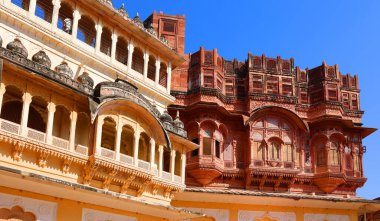 JODHPUR RAJASTHAN INDIA - 02 13 2023: Mehrangarh kalesi mavi şehir Jodhpur 'un uzak görüşlü. Jodhpur, aşağıdaki büyük kaleye giren yedi kapıdan biri.