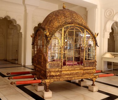 JODHPUR RAJASTHAN INDIA - 02: 13 2023: The Great Palanquin (Palanquin Mahadol), 18. yüzyılda Gujarat 'ta, Mehrangarh Kalesi, Jodhpur, Rajasthan, Hindistan