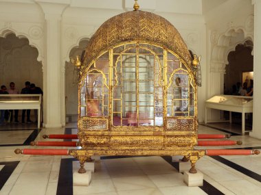 JODHPUR RAJASTHAN INDIA - 02: 13 2023: The Great Palanquin (Palanquin Mahadol), 18. yüzyılda Gujarat 'ta, Mehrangarh Kalesi, Jodhpur, Rajasthan, Hindistan 