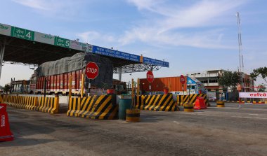 Highway RAJASTHAN INDIA - 02 17 2023: Hindistan 'ın bir yol sorunu var, ama yol yokluğu değil. Ülke karayolu ağı yaklaşık 6 milyon kilometreye yayılarak dünyanın en uzun ikinci yolu haline geliyor.