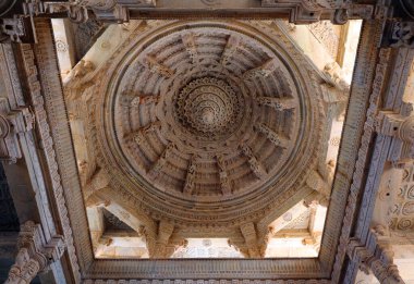 RANAKPUR RAJASTHAN INDIA - 02 13 2023: Ranakpur Jain tapınağı veya Chaturmukha Dharana Vihara 'nın detayları Ranakpur' da Tirthankara Rishabhanatha 'ya adanmış bir vetambara Jain tapınağıdır..