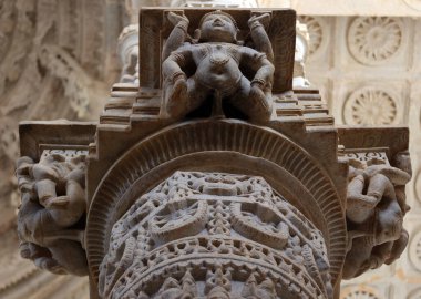 RANAKPUR RAJASTHAN INDIA - 02 13 2023: Ranakpur Jain tapınağı veya Chaturmukha Dharana Vihara 'nın detayları Ranakpur' da Tirthankara Rishabhanatha 'ya adanmış bir vetambara Jain tapınağıdır..