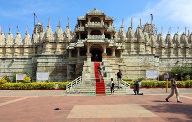 RANAKPUR RAJASTHAN INDIA - 02: 13 2023: Ranakpur Jain Tapınağı veya Chaturmukha Dharana Vihara, Tirthankara Rishabhanatha 'ya adanmış Ranakpur' daki bir vetambara Jain tapınağıdır..