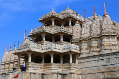 RANAKPUR RAJASTHAN INDIA - 02: 13 2023: Ranakpur Jain Tapınağı veya Chaturmukha Dharana Vihara, Tirthankara Rishabhanatha 'ya adanmış Ranakpur' daki bir vetambara Jain tapınağıdır..