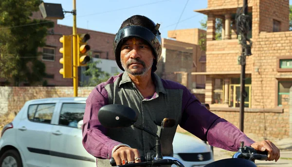 Hombre Montando Scooter Ciudad India — Foto de Stock