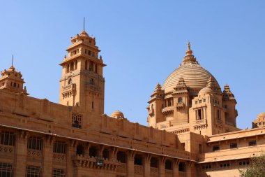 JODHPUR INDIA - 02 13 2023: Jodhpur, Rajasthan, Hindistan 'daki Umaid Bhawan Sarayı dünyanın en büyük özel konutlarından biridir. Sarayın bir kısmı Taj Otelleri tarafından yönetiliyor..