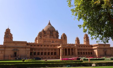 JODHPUR INDIA - 02 13 2023: Jodhpur, Rajasthan, Hindistan 'daki Umaid Bhawan Sarayı dünyanın en büyük özel konutlarından biridir. Sarayın bir kısmı Taj Otelleri tarafından yönetiliyor..