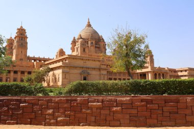 JODHPUR INDIA - 02 13 2023: Jodhpur, Rajasthan, Hindistan 'daki Umaid Bhawan Sarayı dünyanın en büyük özel konutlarından biridir. Sarayın bir kısmı Taj Otelleri tarafından yönetiliyor..