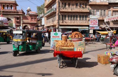 JODHPUR RAJASTHAN INDIA - 02 14 2023: İnsan, şehrin ortasındaki en eski sokak pazarlarından biri olan Sardar Market ekmeklerini satıyor. Maharaja Sardar Singh tarafından yapıldı.